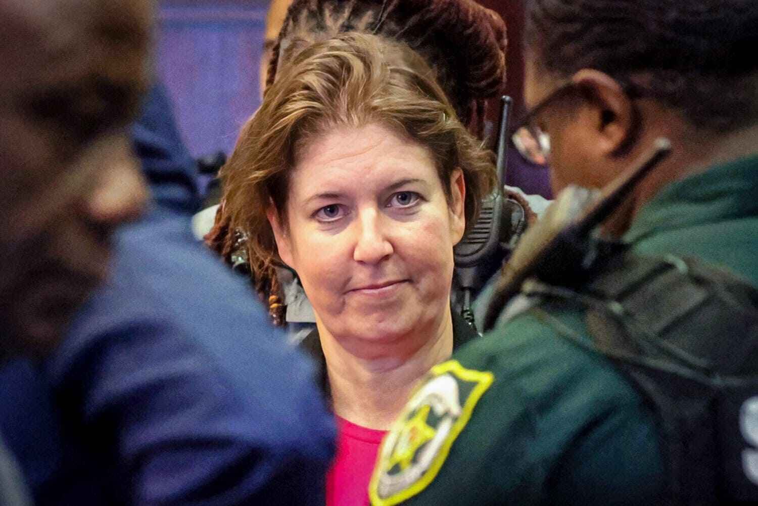 Mujer pasará el resto de su vida en cárcel por asfixiar a su novio en una maleta