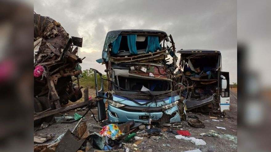 Cinco muertos y una veintena de heridos deja choque en Brasil
