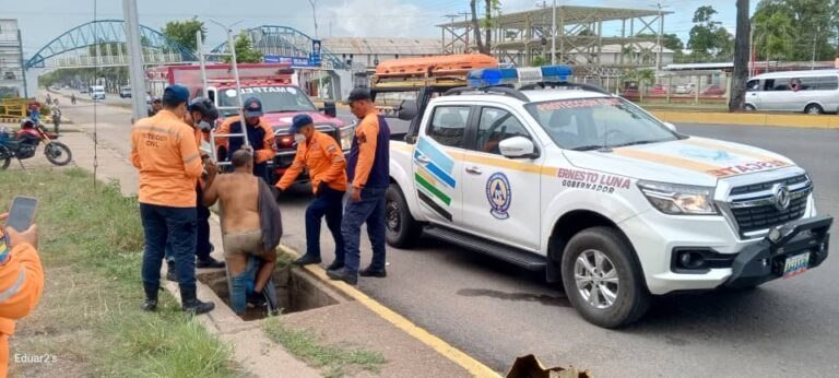 Rescatan a hombre que pasó dos días atrapado en una alcantarilla 