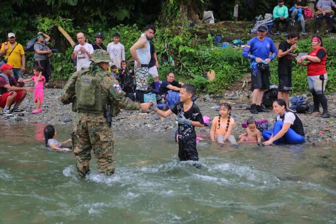 Crece número de niños que transitan por el Darién solos