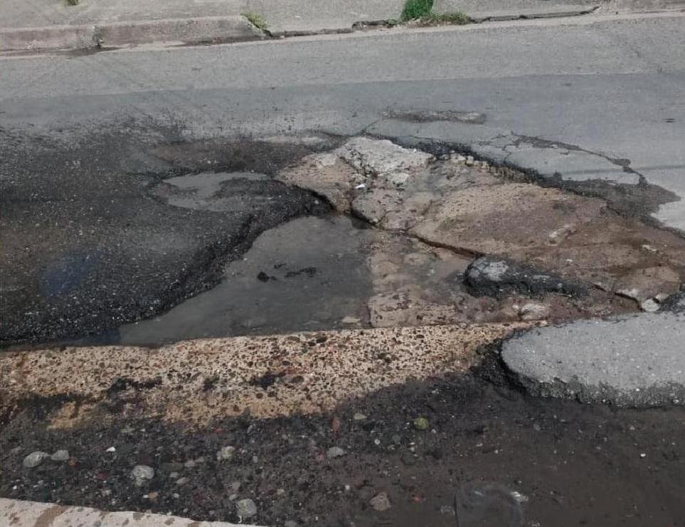 Huecos y Fugas de Aguas Blancas Afectan la Calle Mariño de San Félix