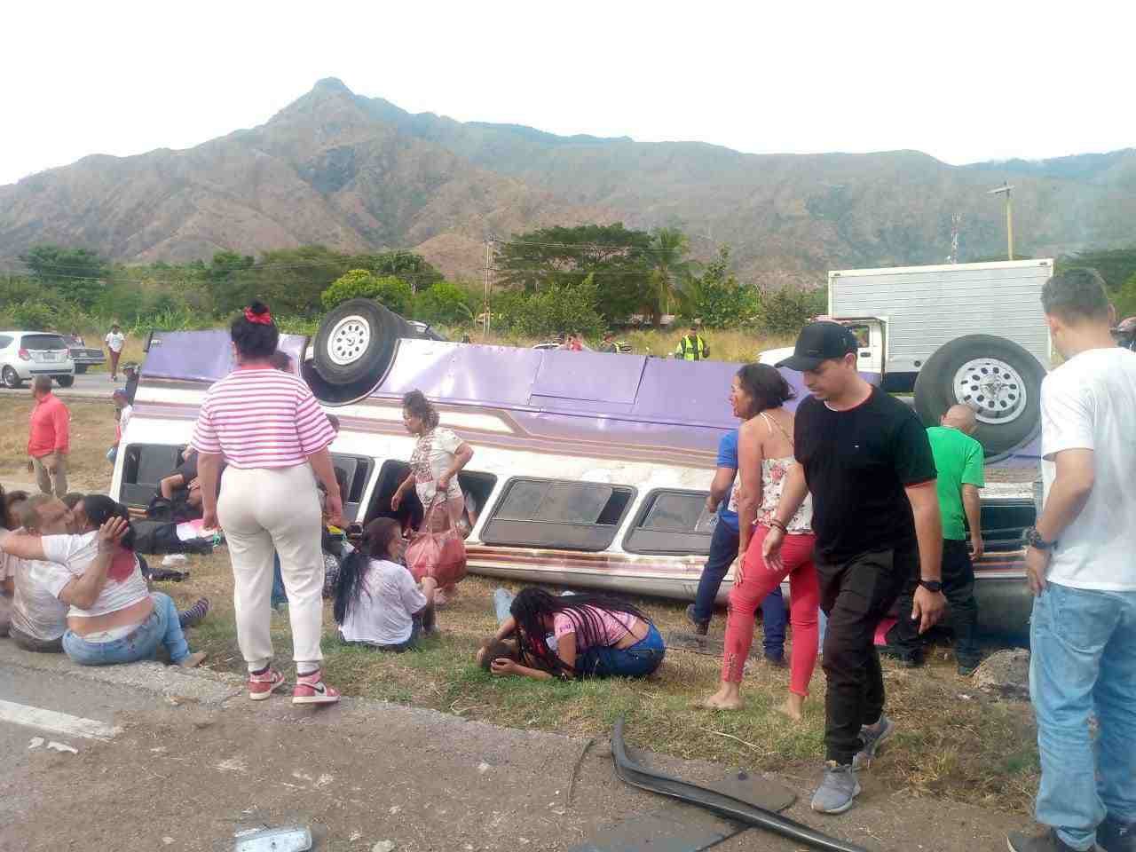 accidente deja al menos 7 fallecidos y 25 heridos