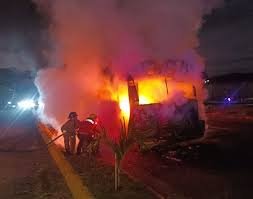  Autobús en llamas interrumpe el Tránsito en la autopista Valle Coche de Caracas