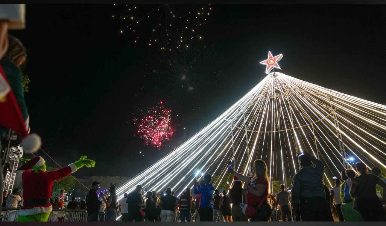La Magia de la Navidad Ilumina la Redoma La Piña de CVG Bauxilum