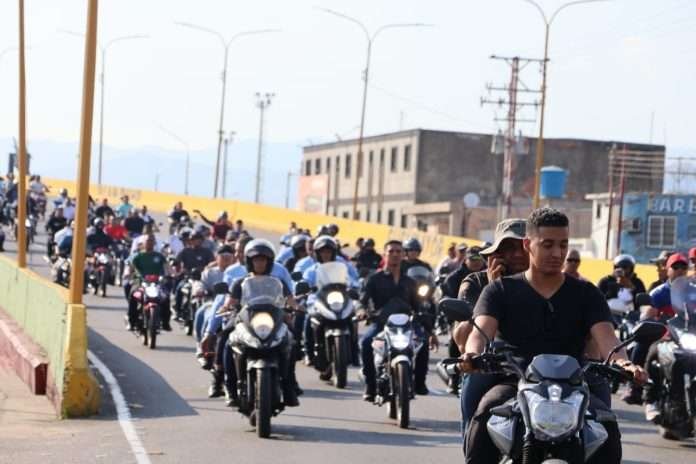 Fuerza motorizada salió a recorrer las calles del país en apoyo a Maduro