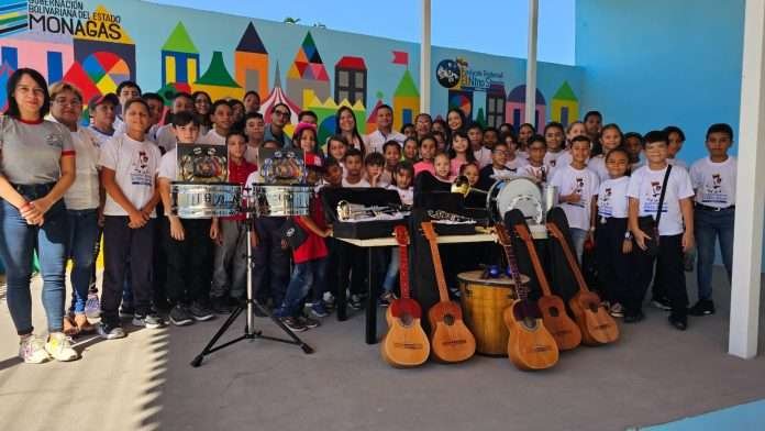 Dotan de instrumentos musicales a niños de la Fundación Simón en Monagas