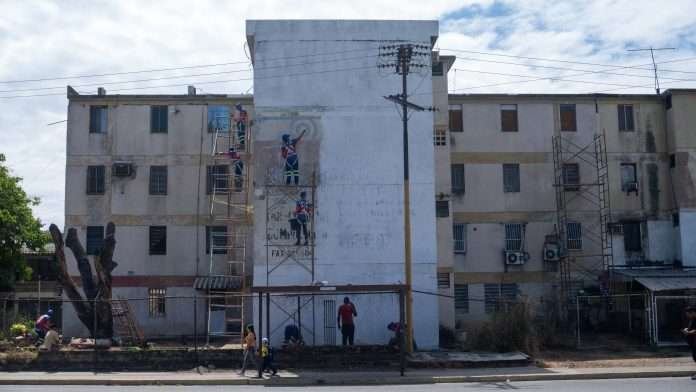 Rehabilitan “súper bloques” en urbanización San Blas de Valencia