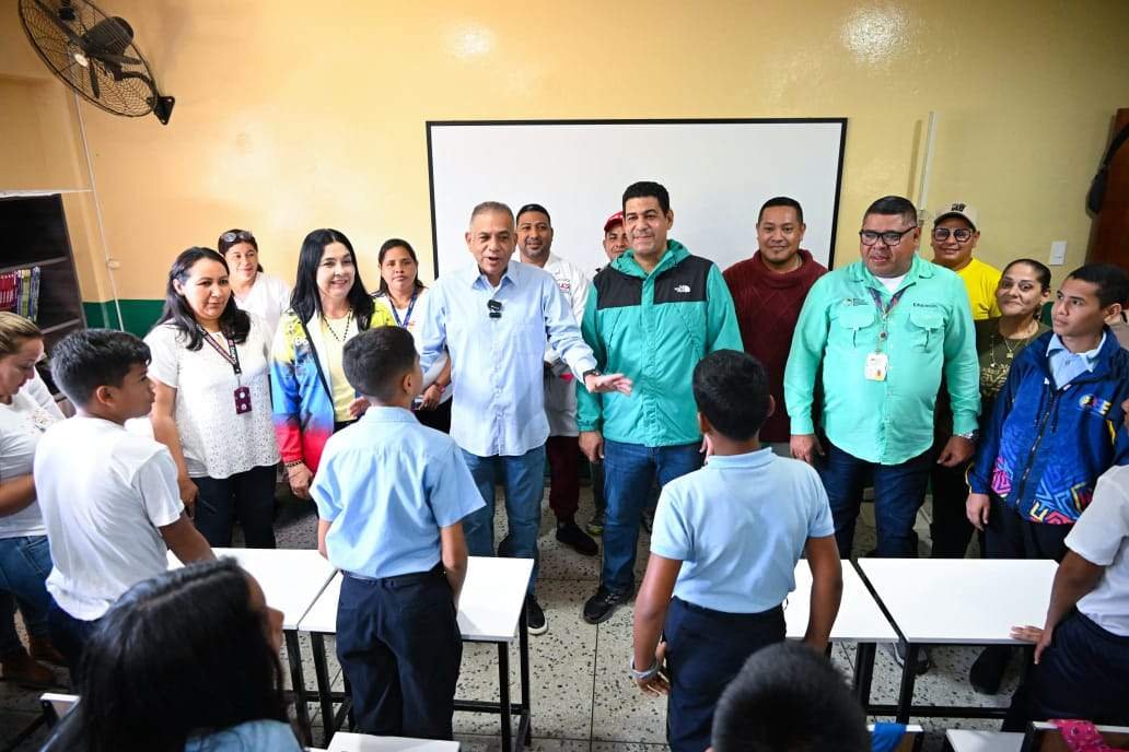 Gobernador de Bolívar compartió con estudiantes en inicio de clases 2025