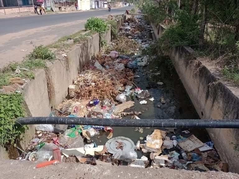 Alcantarilla de la ruta II de Vista al Sol inundada de basura