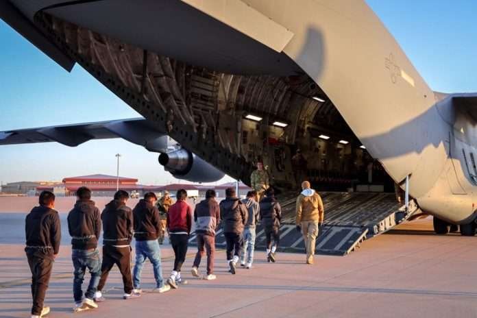 EEUU comenzó vuelos de deportación en aviones militares