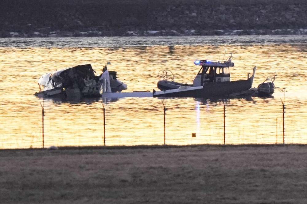 Accidente aéreo deja más de 60 muertos en Estados Unidos