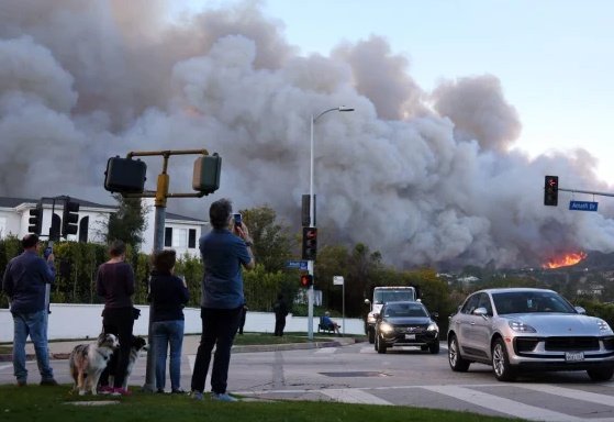 Más de 30,000 personas en Los Ángeles con orden de evacuación por el incendio impulsado por los vientos de Santa Ana