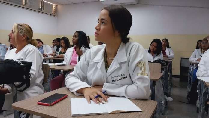 43 nuevos médicos reforzarán atención rural y urbana en La Guaira