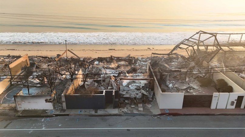 Paris Hilton regresa a las ruinas de su casa en Malibú