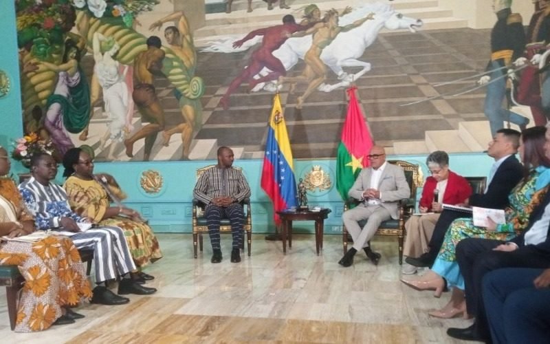 Presidente de la Asamblea Nacional se reunió con delegaciones de cinco parlamentos
