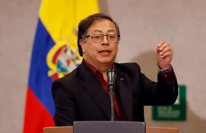 Petro pide la renuncia de su gabinete y directores de departamentos