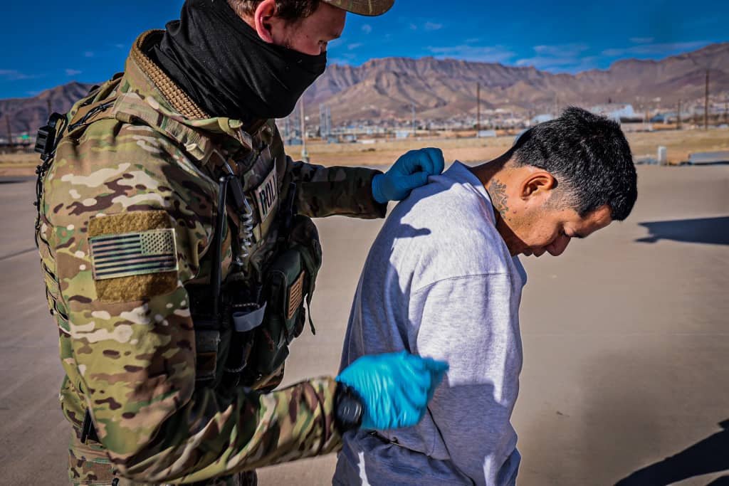 Arriba segundo avión con deportados a Guantánamo