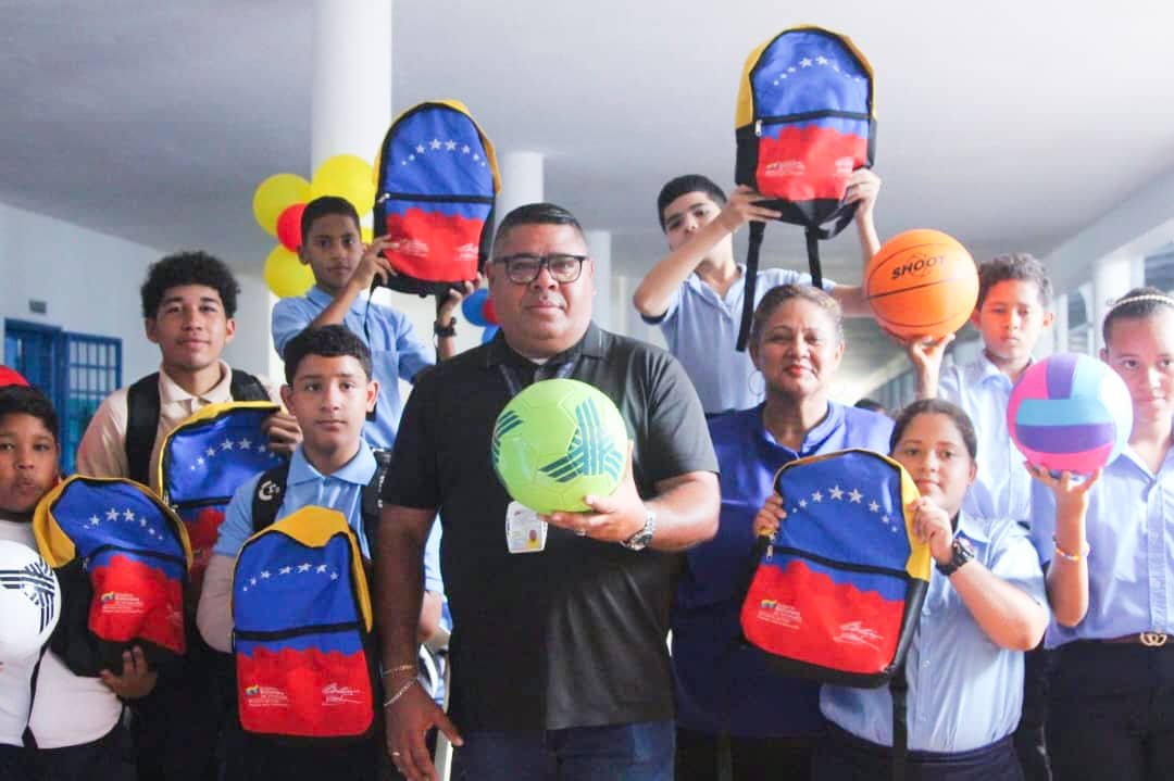 Entregaron uniformes y morrales a 721 estudiantes de Ciudad Bolívar