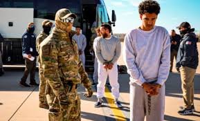 Más de 100 migrantes venezolanos enviados a Guantánamo