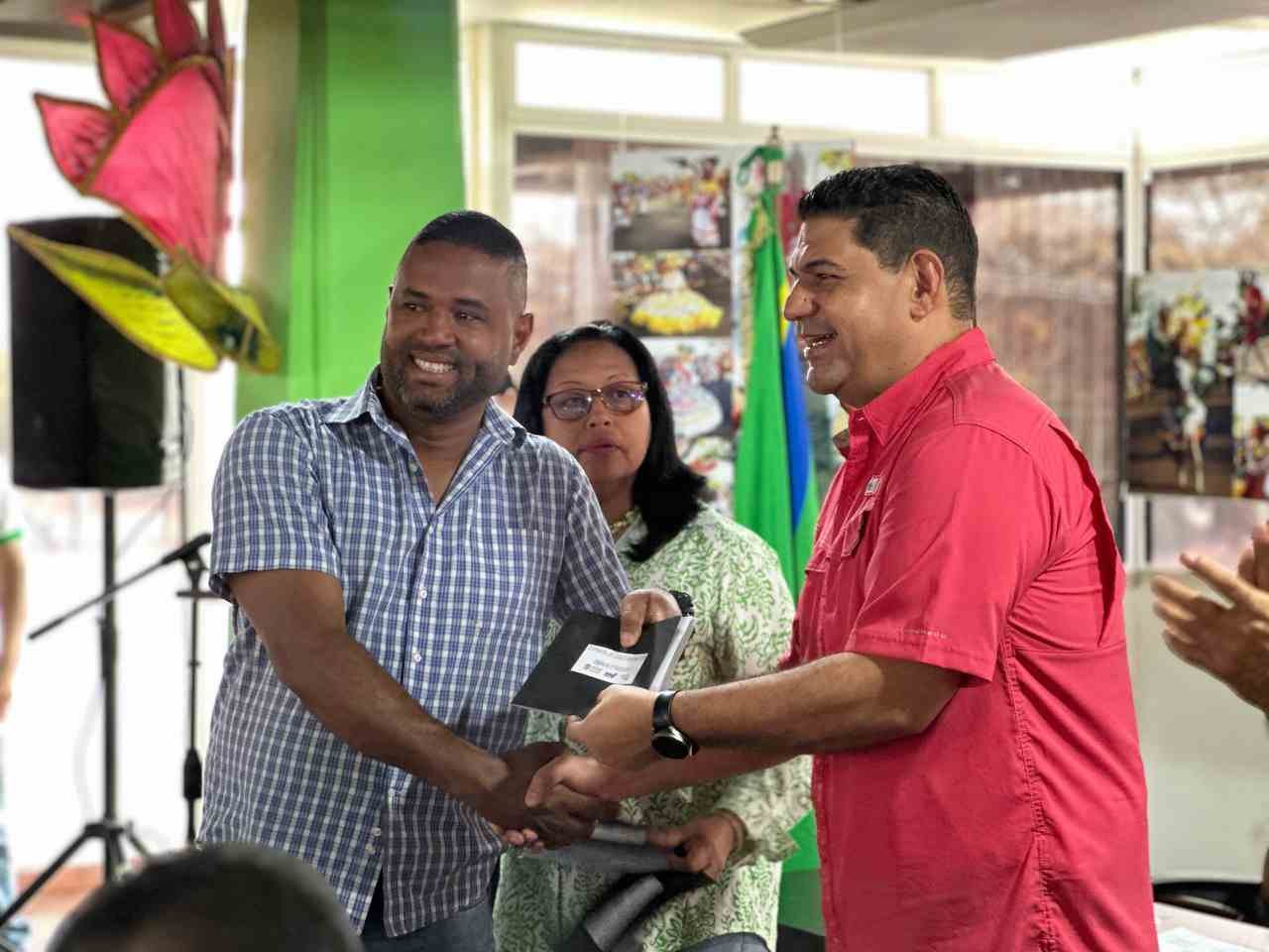 Alcalde Tito Oviedo entregó 95 aportes para el Carnaval Esencia y Tradición
