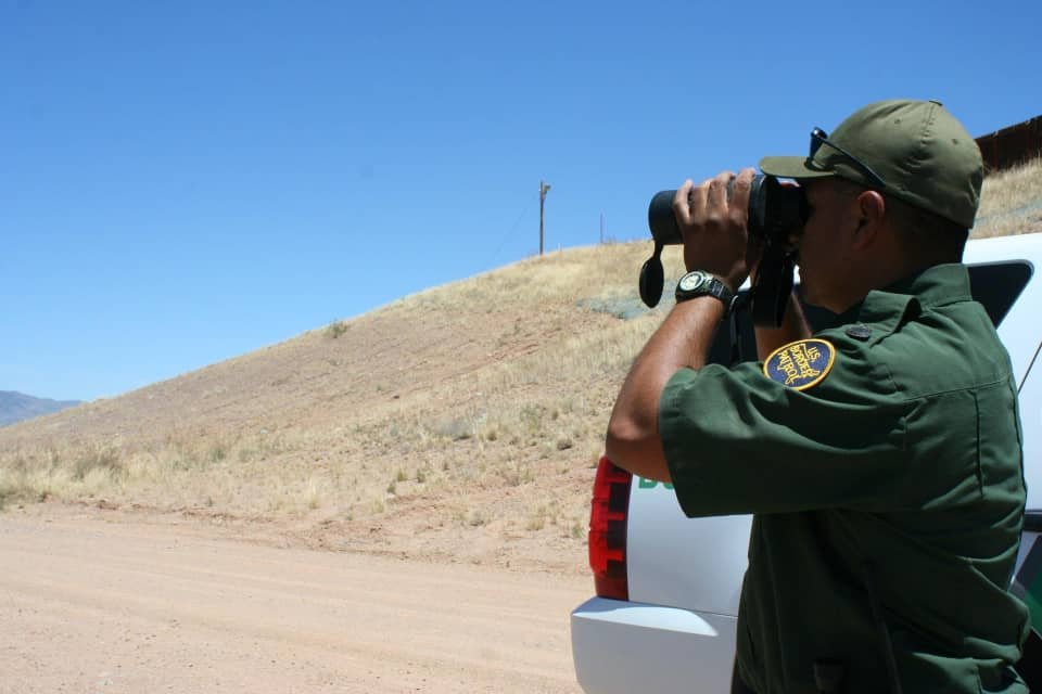 Estados Unidos reporta disminución del 85% de cruces migratorios