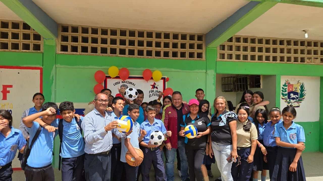 Continúa con la entrega del Balón Podemista en Bolívar