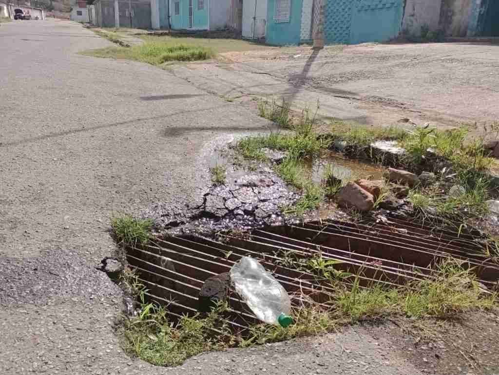 Abundan los botes de aguas blancas en el barrio José Félix Rivas