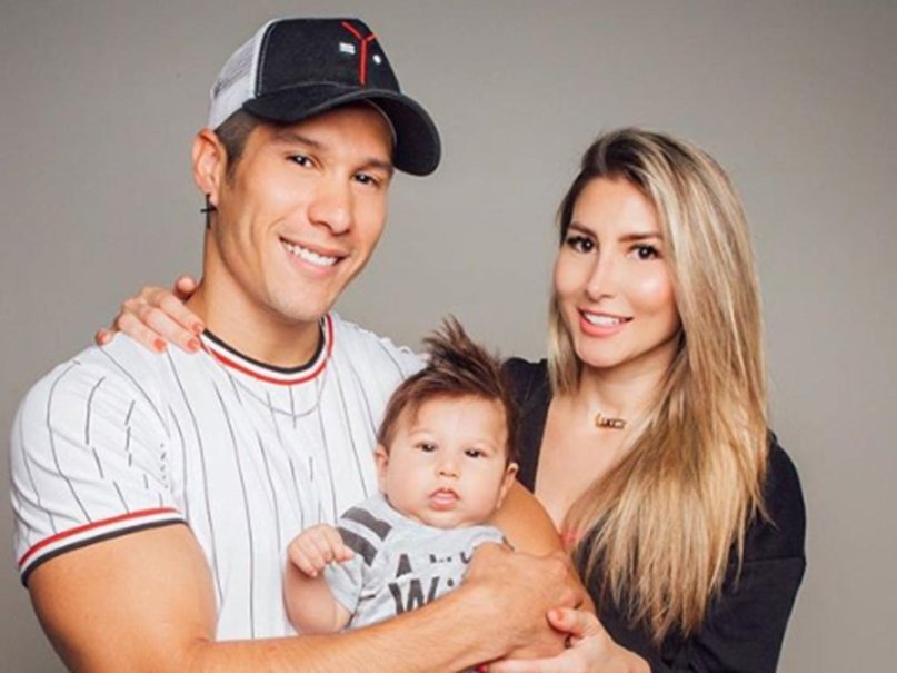 Natasha Araos acusa a Chyno Miranda de no ver a su hijo