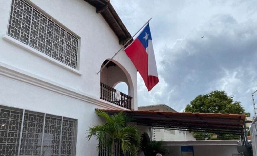 Cierran consulados de Chile en Puerto Ordaz y Caracas por órdenes de Maduro