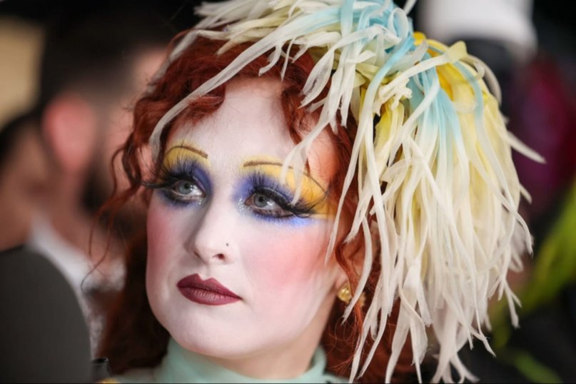 Grammys 2025: El excéntrico traje de Chappell Roan
