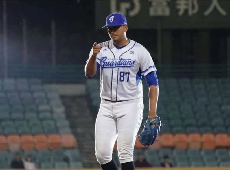 Enderson Franco llevará sus pitcheos a Taiwán