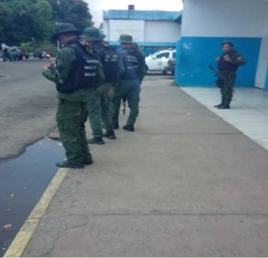 Seis sujetos escoltados por militares ingresaron al hospital de Tumeremo