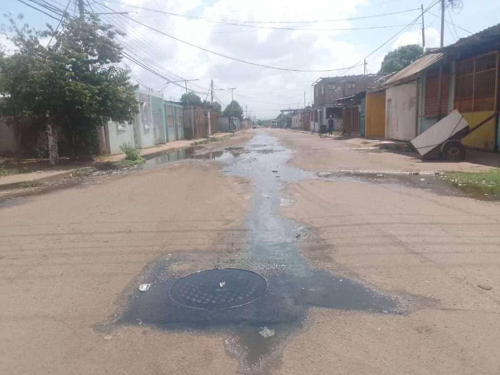 Vecinos de Las Amazonas sufren por colapso de las aguas negras