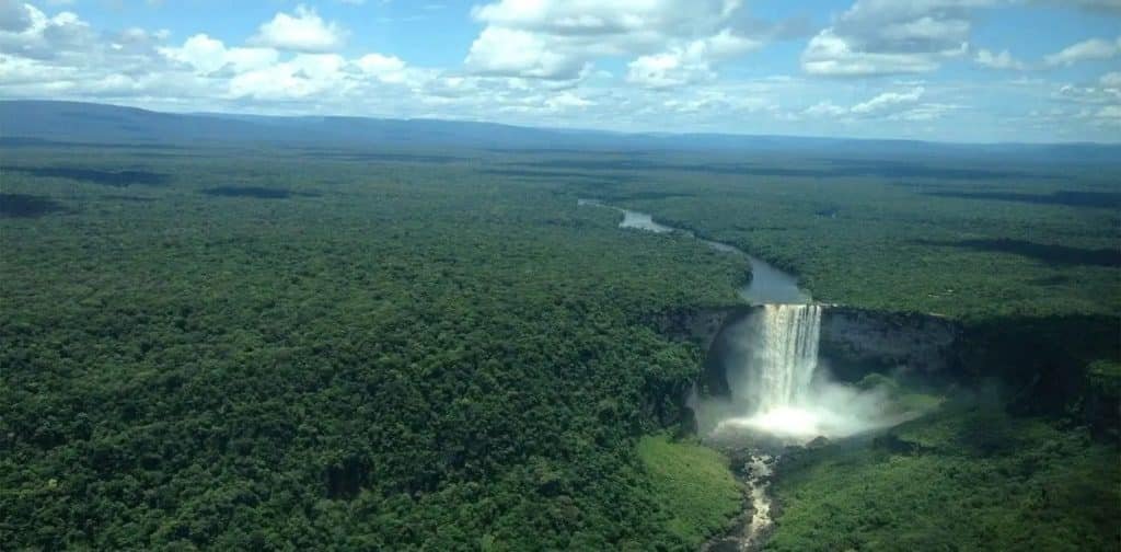 EEUU advierte a Maduro de «consecuencias» tras presencia de buques venezolanos en Guyana