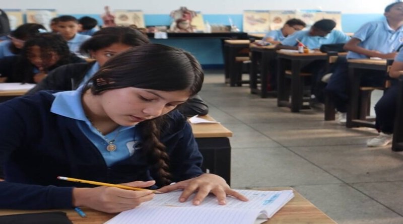 Entregan Complejo Educativo Antonio José de Sucre en Caracas