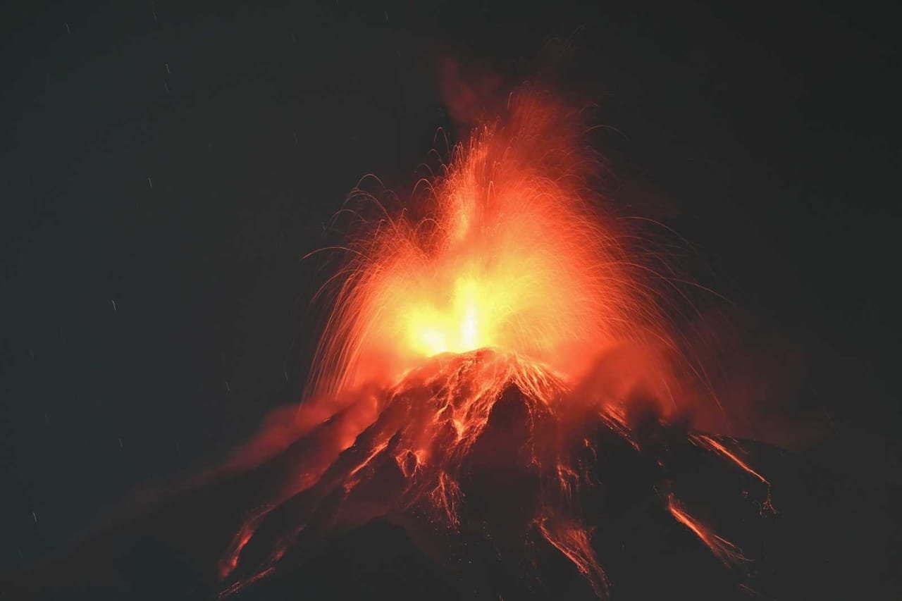 Erupción del volcán Fuego provoca evacuación de miles de personas