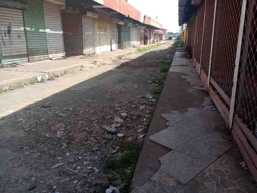 Abandono de los alrededores del mercado de buhoneros perjudican las ventas