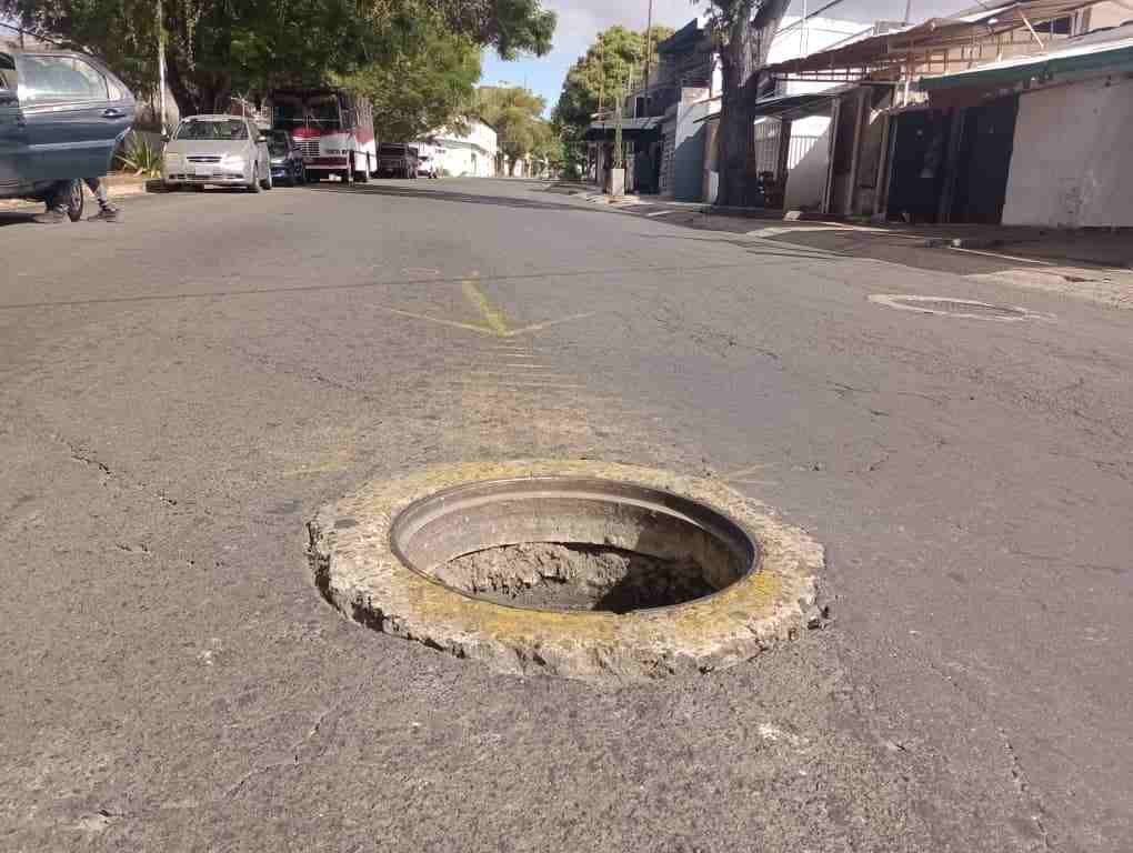 Alcantarilla destapada: Peligro y foco de insalubridad