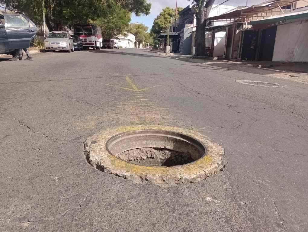 Alcantarilla destapada: Peligro y foco de insalubridad