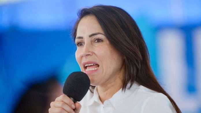 Luisa González firmó pacto con indígenas para balotaje presidencial