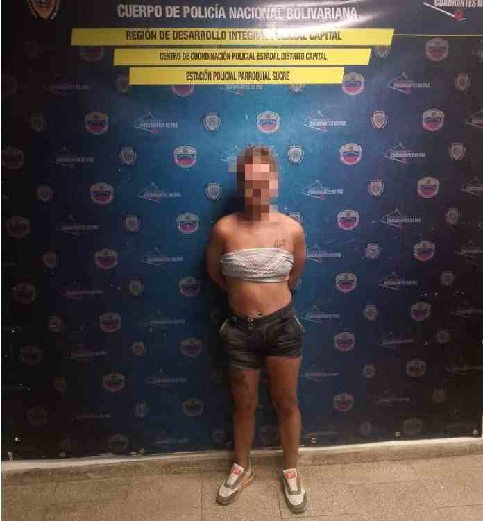 Mujer mata a un hombre con un pico de botella y es capturada por la policía