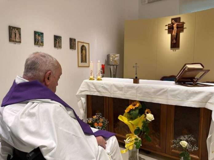 Papa Francisco participó en misa de la capilla del hospital