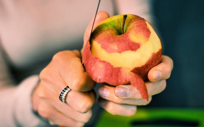 Comer manzana ayuda a mejorar la salud del hígado y eliminar toxinas del cuerpo