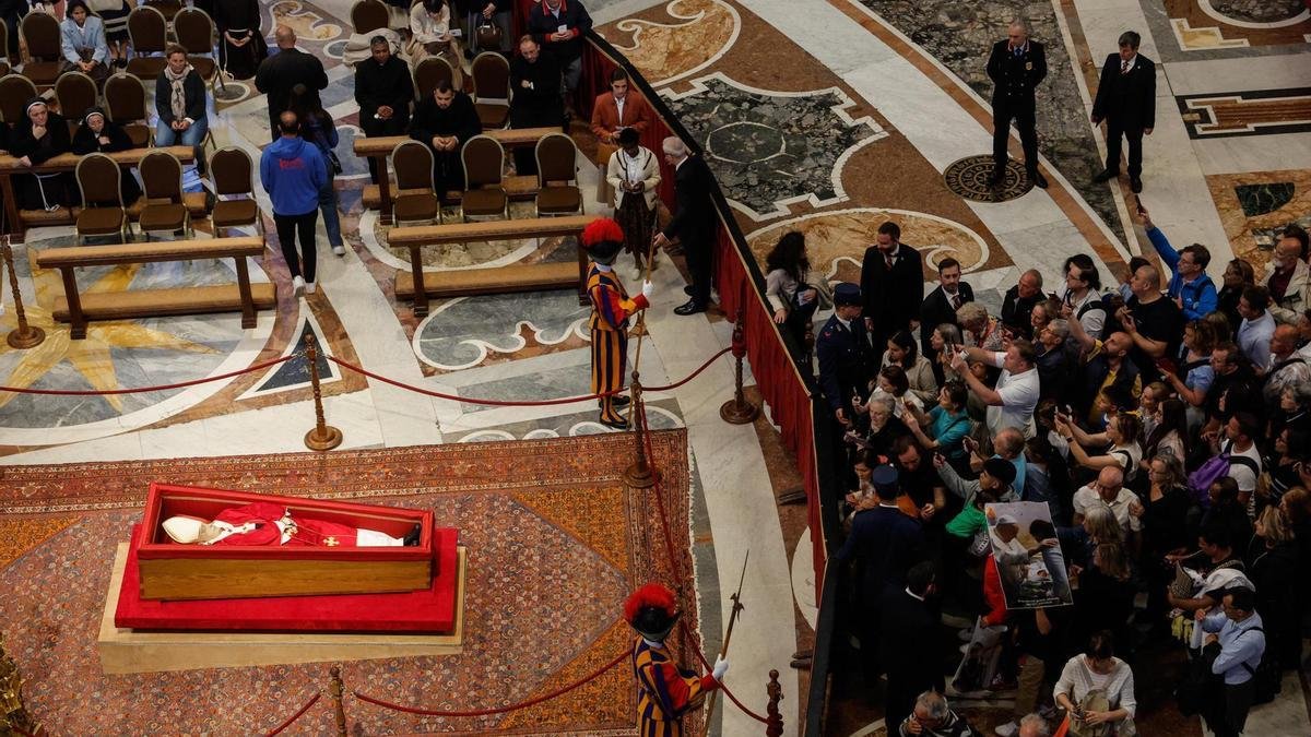 Más de 20 mil fieles han asistido a actos fúnebres del Papa Francisco