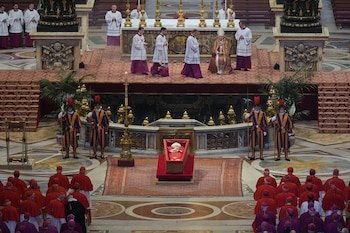 Casi 100 mil fieles le han dado el último adiós al papa Francisco