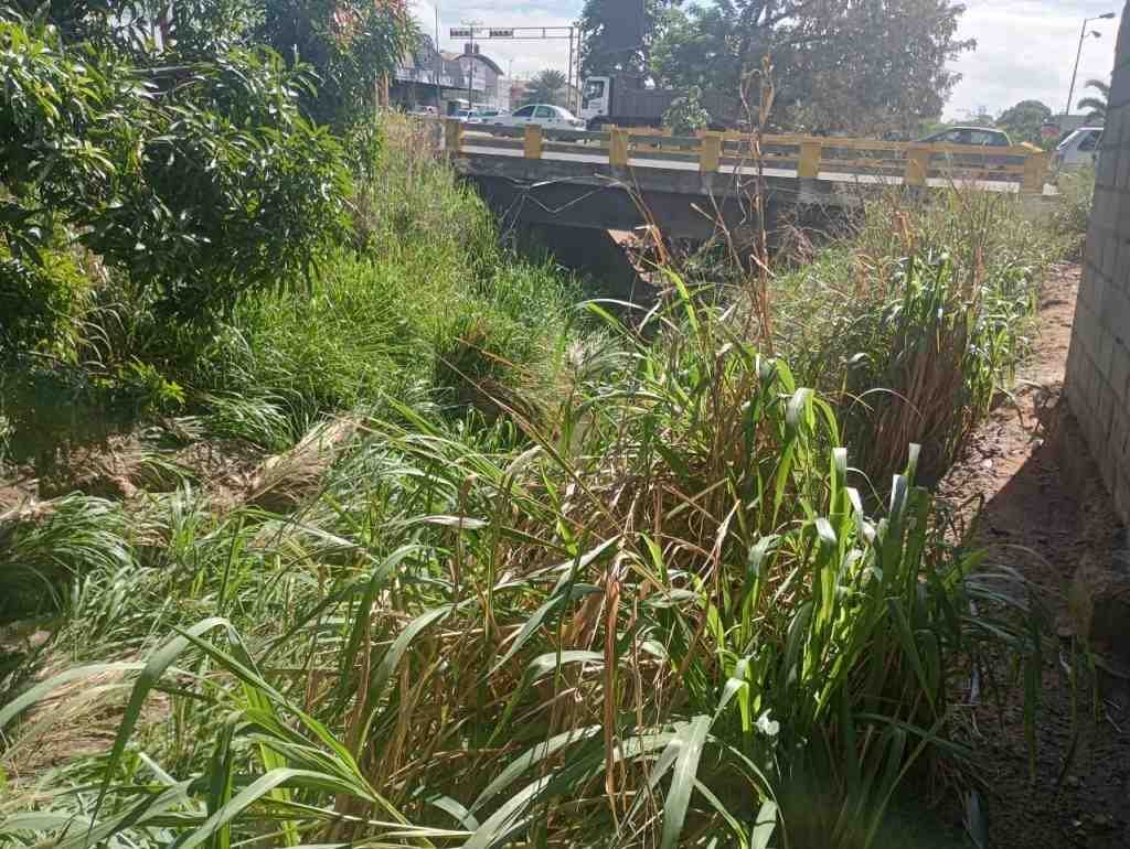 Alcantarillas y colectores de aguas de lluvias colapsados de basura