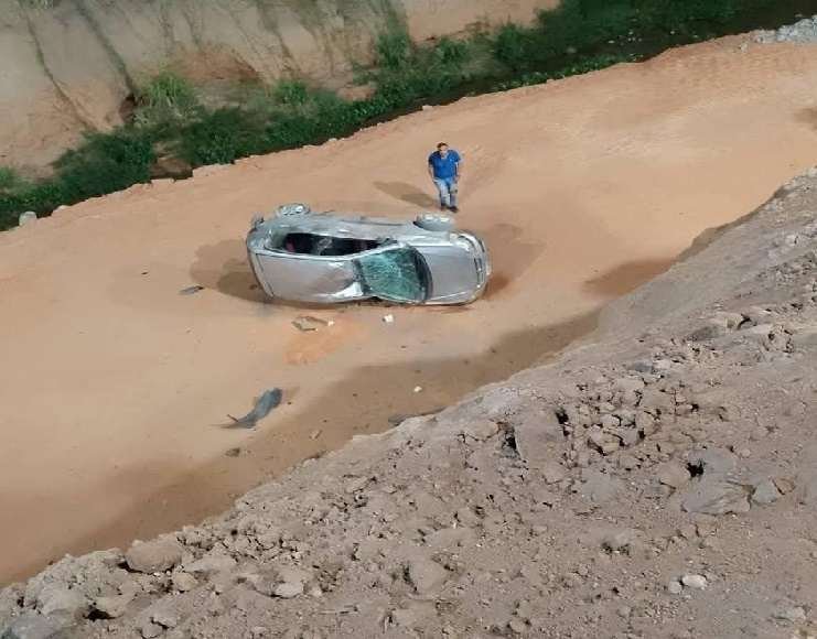 Automóvil cae en cárcava de la avenida Venezuela – Campo A 2 de Ferrominera Orinoco