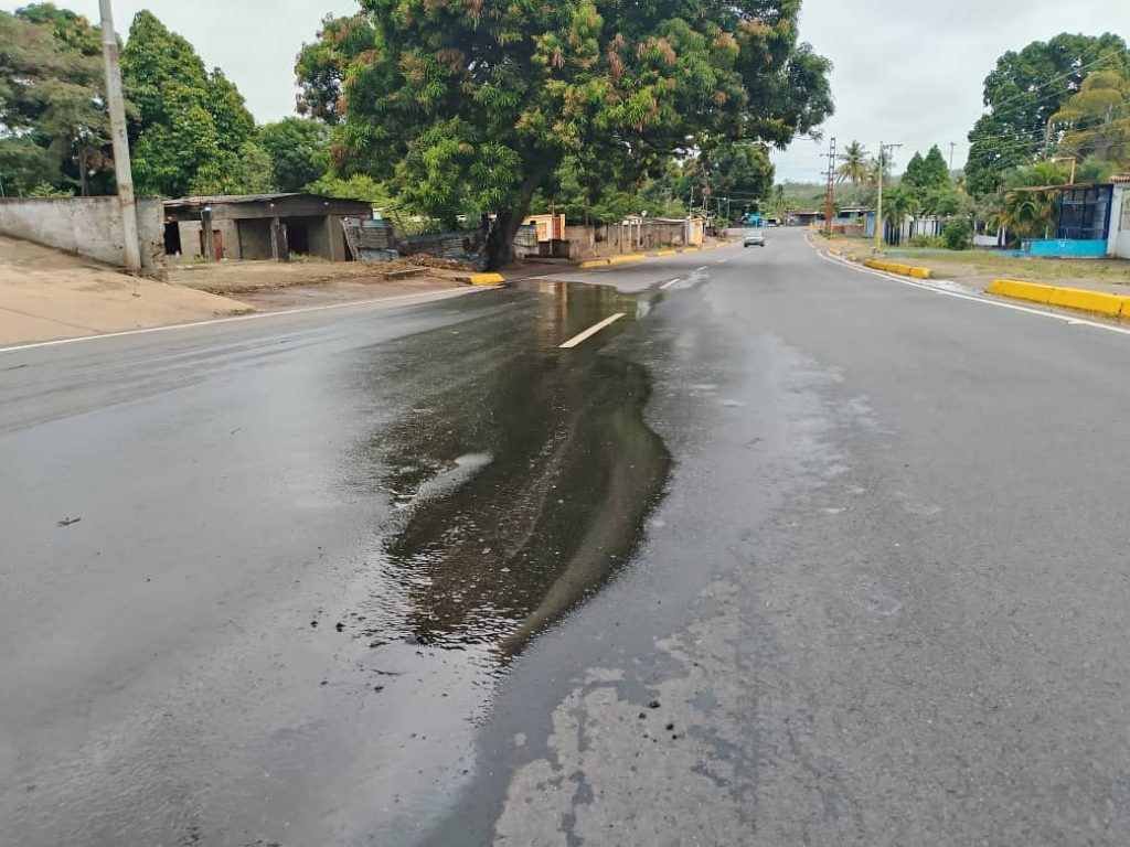 Botes de aguas blancas en la recién asfaltada vía Río Claro de San Félix