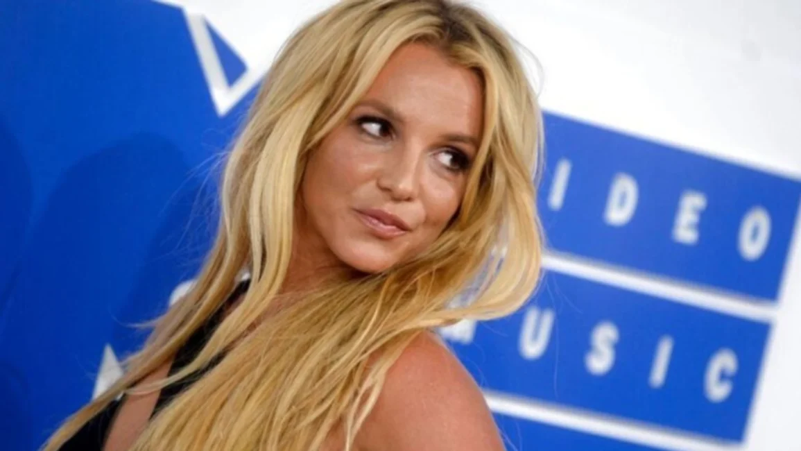 Britney Spears llega a México con su ‘bebé’ en brazos
