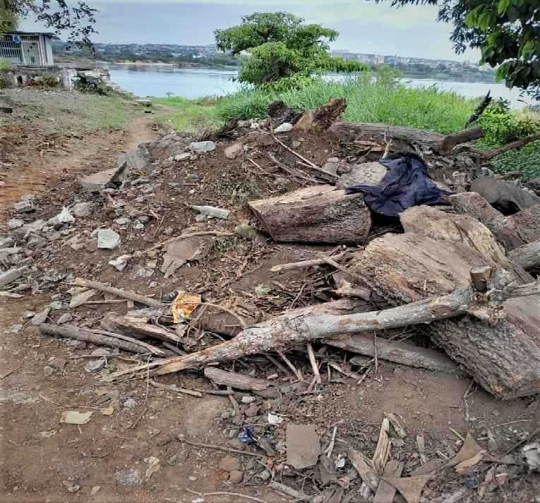 Indignación en Campo Rojo: personas inescrupulosas arrojan escombros en la vía principal